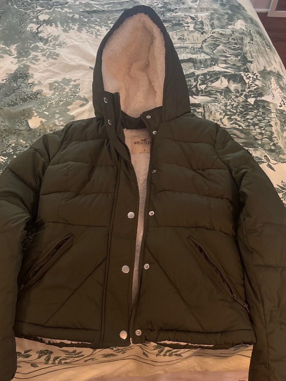 Hollister Women’s Dark Olive Quilted Sherpa-Lined Puffer Jacket